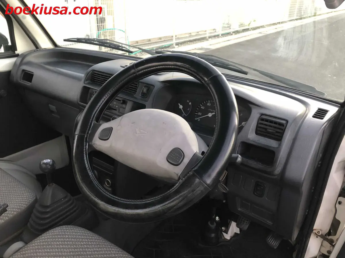 1999 Daihatsu Hijet 4x4, a white Kei Truck, for sale at Boeki USA in Paterson, NJ (photo 13 of 20)