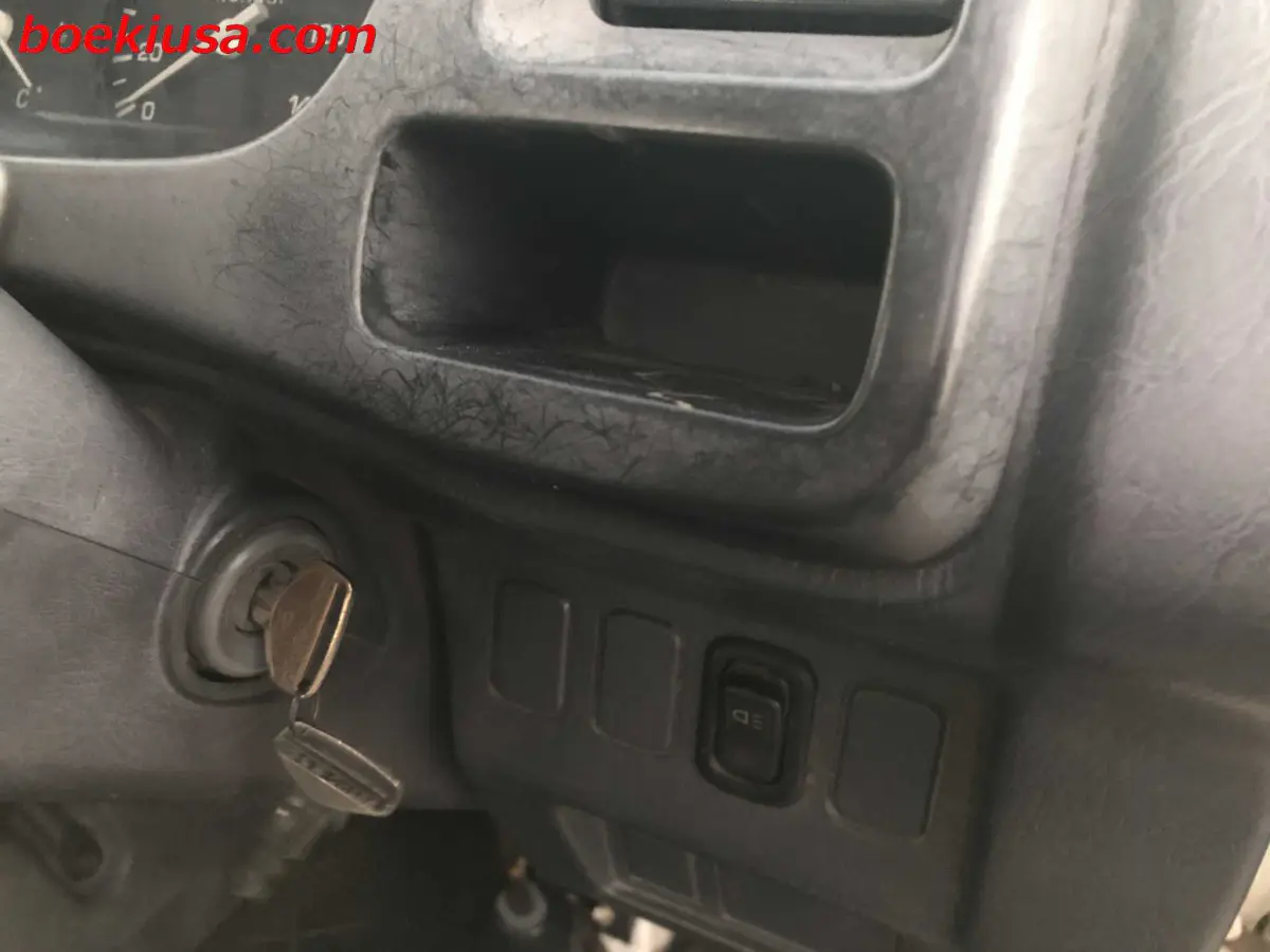1999 Daihatsu Hijet 4x4, a white Kei Truck, for sale at Boeki USA in Paterson, NJ (photo 16 of 20)