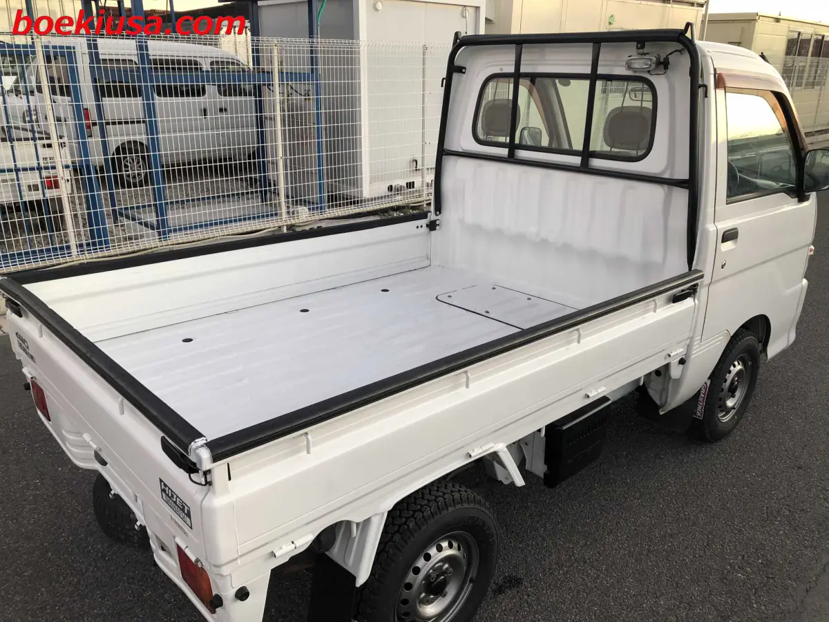 1999 Daihatsu Hijet 4x4, a white Kei Truck, for sale at Boeki USA in Paterson, NJ (photo 4 of 20)