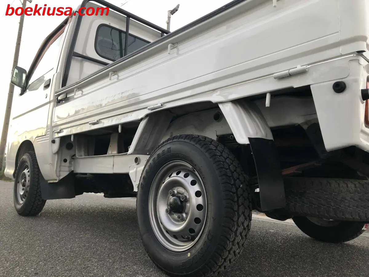 1999 Daihatsu Hijet 4x4, a white Kei Truck, for sale at Boeki USA in Paterson, NJ (photo 5 of 20)