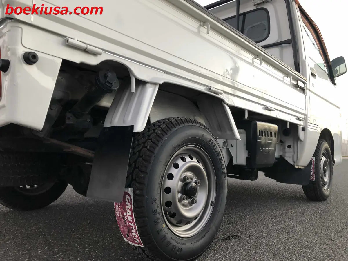 1999 Daihatsu Hijet 4x4, a white Kei Truck, for sale at Boeki USA in Paterson, NJ (photo 6 of 20)