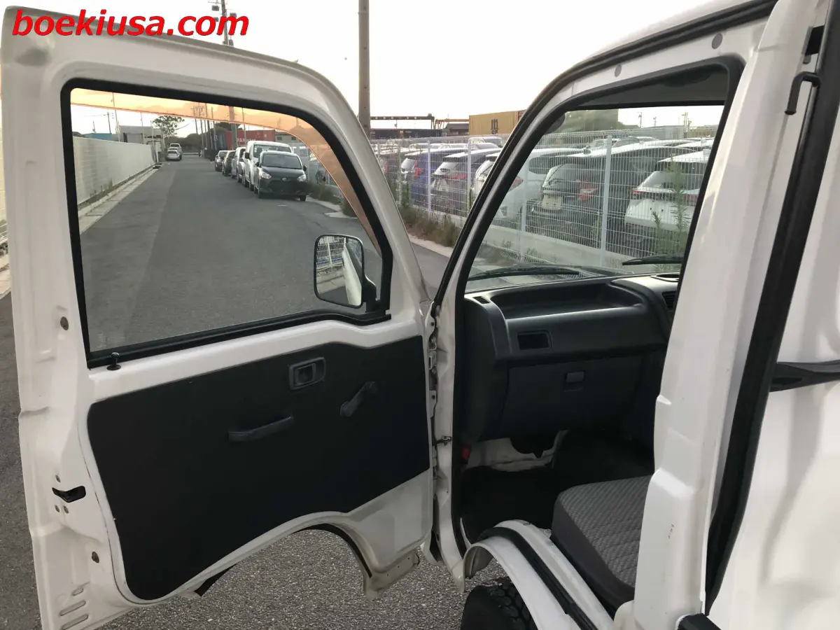 1999 Daihatsu Hijet 4x4, a white Kei Truck, for sale at Boeki USA in Paterson, NJ (photo 8 of 20)