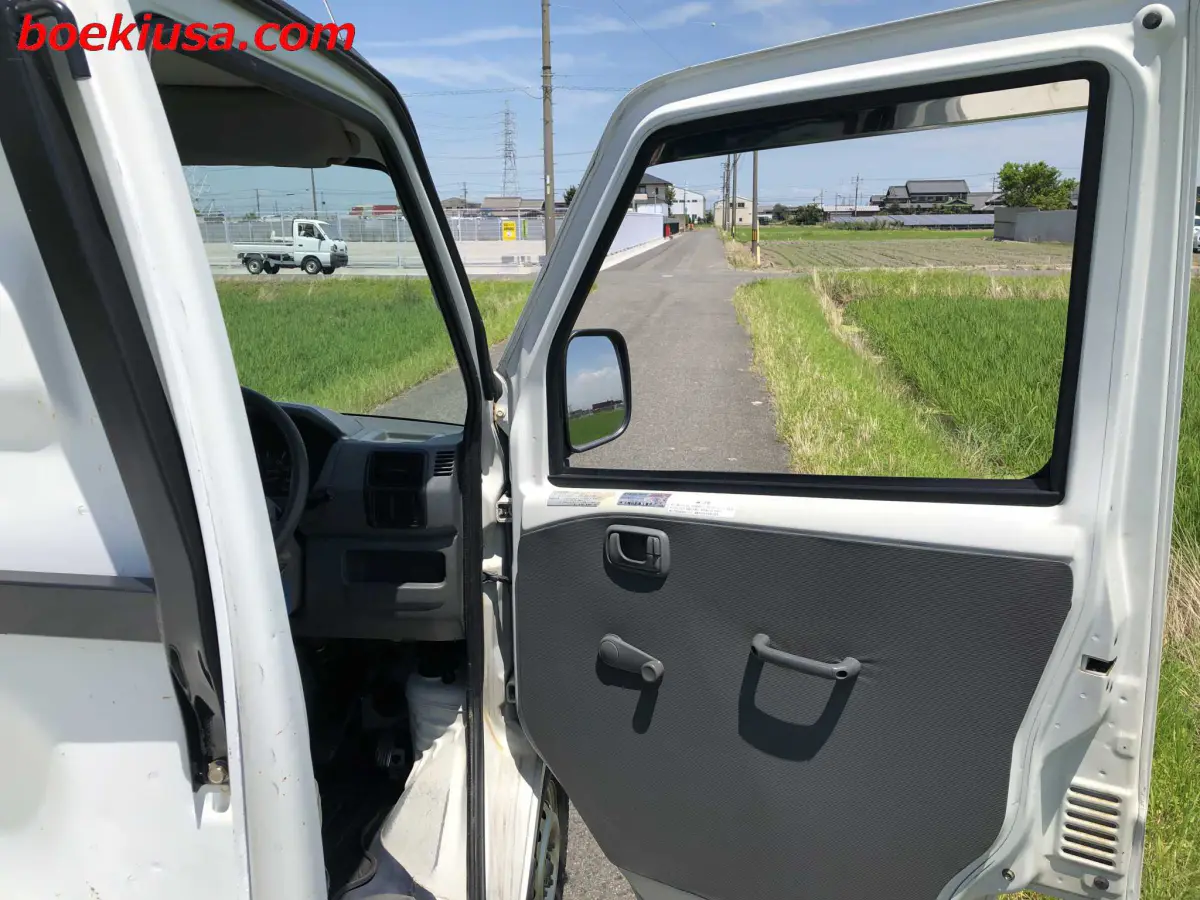 1999 Mitsubishi Minicab 4x4, a white Kei Truck, for sale at Boeki USA in Paterson, NJ (photo 12 of 20)