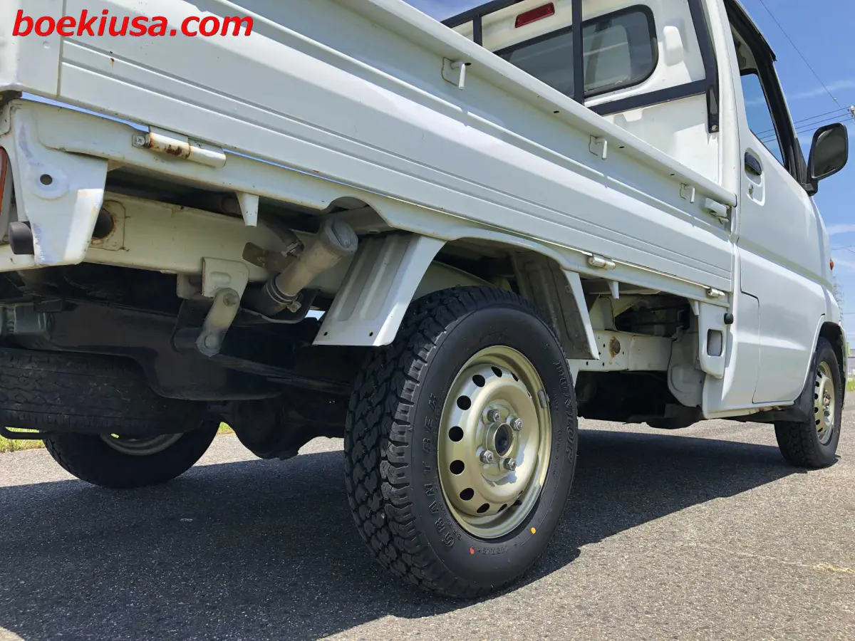 1999 Mitsubishi Minicab 4x4, a white Kei Truck, for sale at Boeki USA in Paterson, NJ (photo 6 of 20)