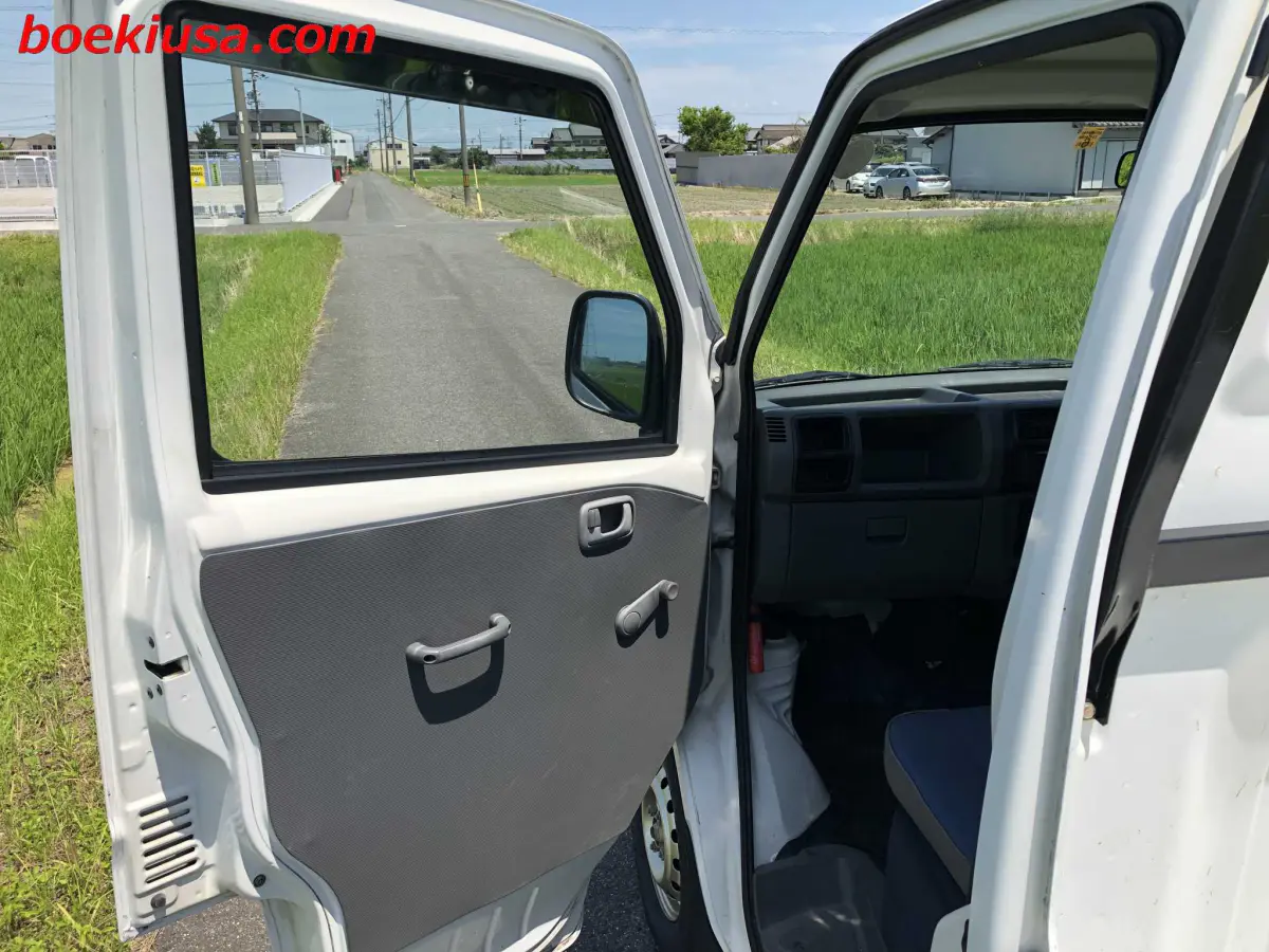 1999 Mitsubishi Minicab 4x4, a white Kei Truck, for sale at Boeki USA in Paterson, NJ (photo 8 of 20)