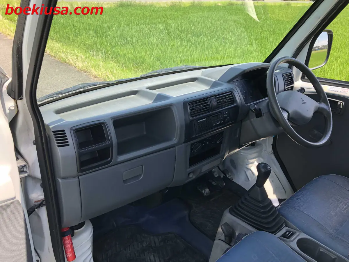 1999 Mitsubishi Minicab 4x4, a white Kei Truck, for sale at Boeki USA in Paterson, NJ (photo 9 of 20)