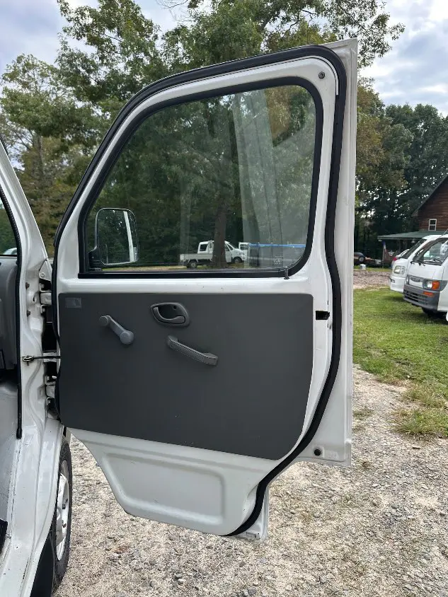 1999 Suzuki Carry 4WD, a white Kei Truck, for sale at Mayberry Mini Trucks in Mount Airy, NC (photo 17 of 20)
