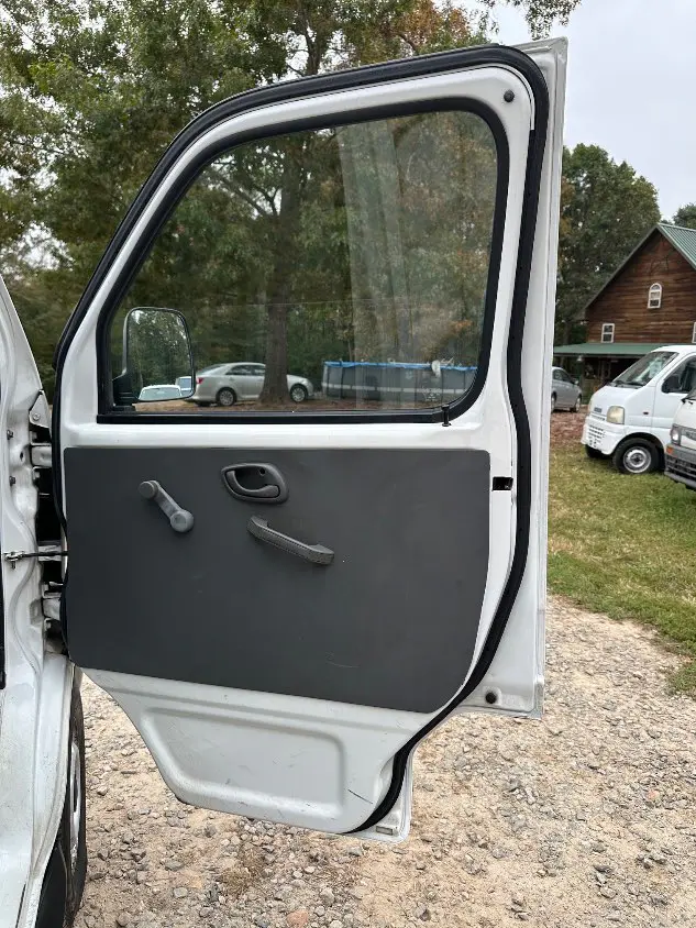 1999 Suzuki Carry 4WD, a white Kei Truck, for sale at Mayberry Mini Trucks in Mount Airy, NC (photo 16 of 20)