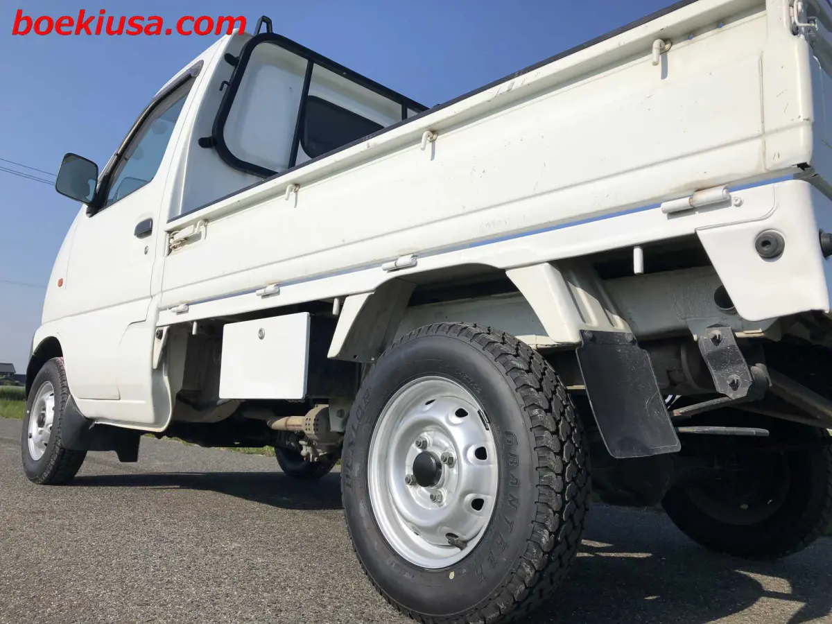 1999 Suzuki Carry 4x4, a white Kei Truck, for sale at Boeki USA in Paterson, NJ (photo 5 of 20)