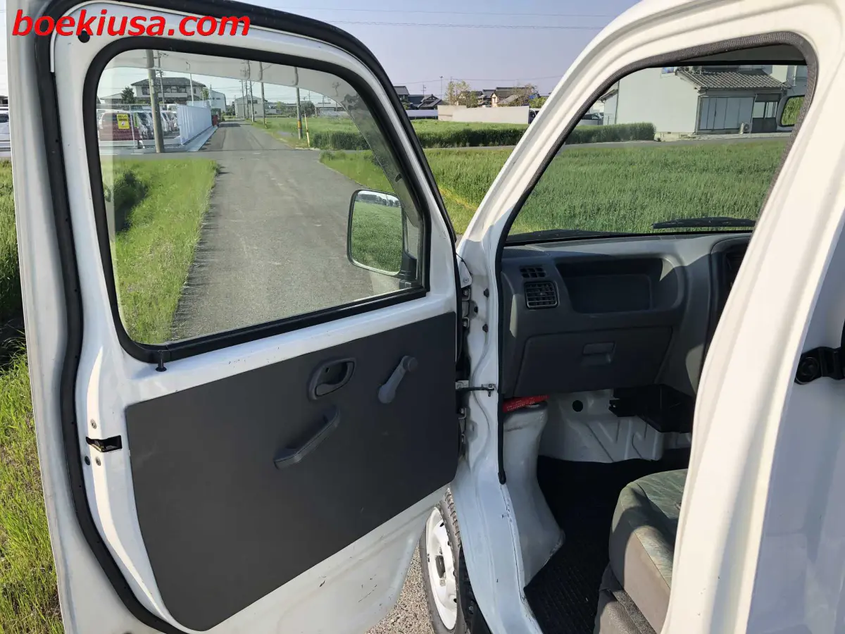 1999 Suzuki Carry 4x4, a white Kei Truck, for sale at Boeki USA in Paterson, NJ (photo 8 of 20)