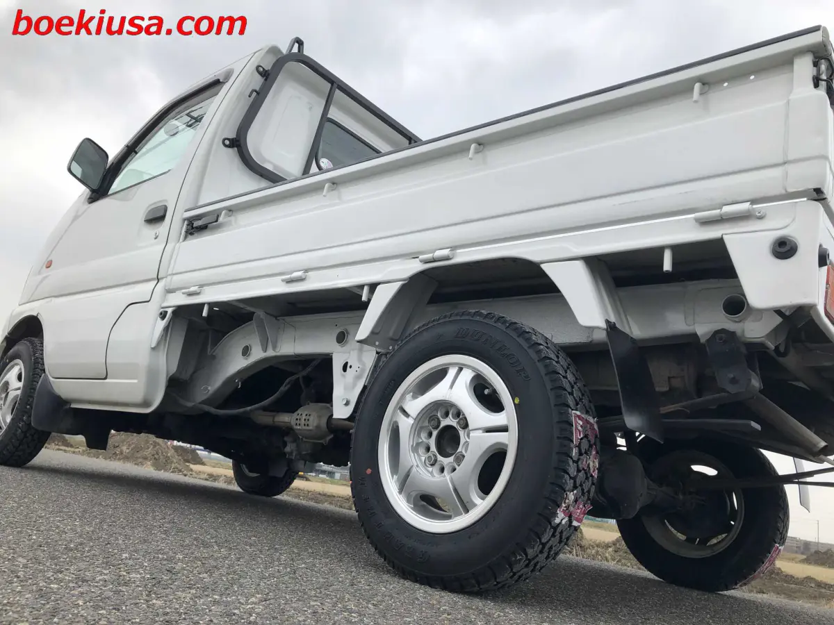 1999 Suzuki Carry 4x4, a white Kei Truck, for sale at Boeki USA in Paterson, NJ (photo 5 of 20)