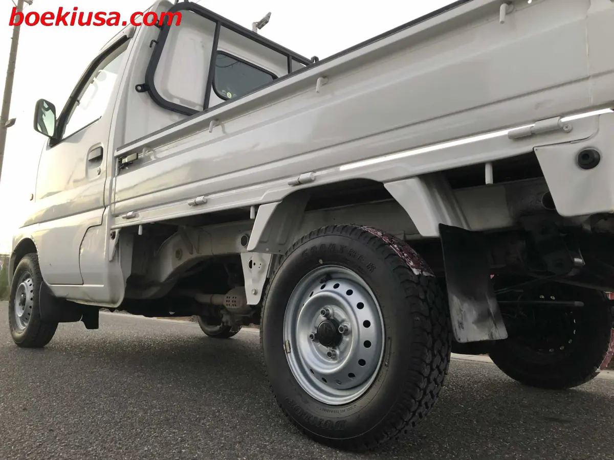 1999 Suzuki Carry 4x4, a white Kei Truck, for sale at Boeki USA in Paterson, NJ (photo 5 of 20)