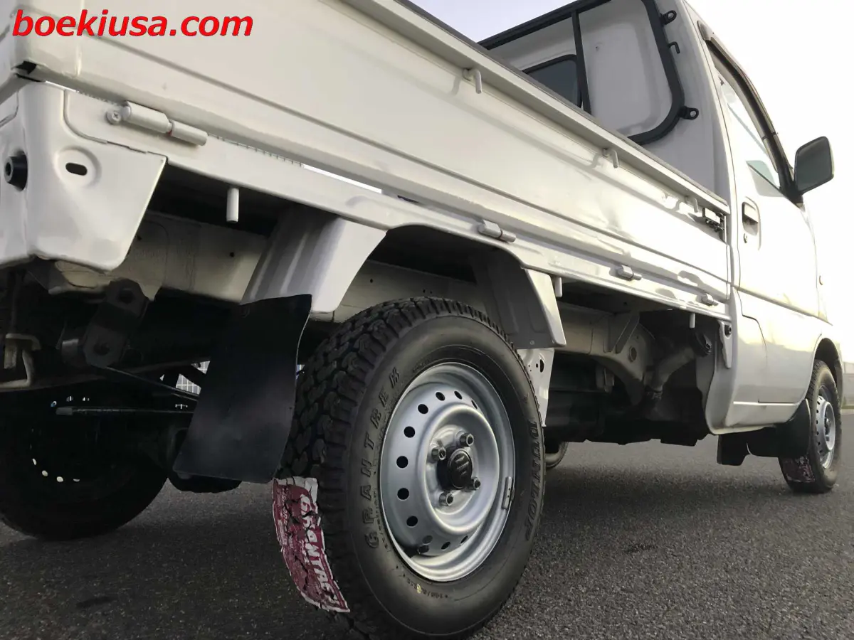 1999 Suzuki Carry 4x4, a white Kei Truck, for sale at Boeki USA in Paterson, NJ (photo 6 of 20)