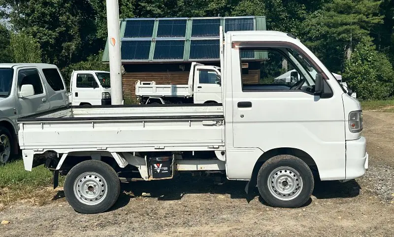 2000 Daihatsu Hijet 4WD, a white Kei Truck, for sale at Mayberry Mini Trucks in Mount Airy, NC (photo 4 of 17)