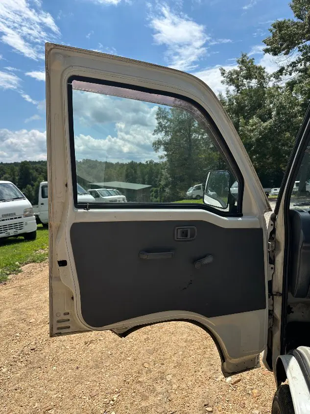 2000 Daihatsu Hijet 4WD, a white Kei Truck, for sale at Mayberry Mini Trucks in Mount Airy, NC (photo 14 of 20)