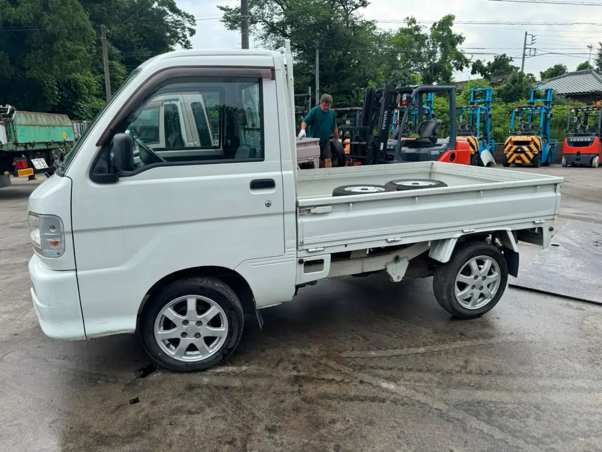 2000 Daihatsu Hijet 4x2 M/T, a white Kei Truck, for sale at Skyline Kei Trucks in Houston, TX (photo 4 of 12)