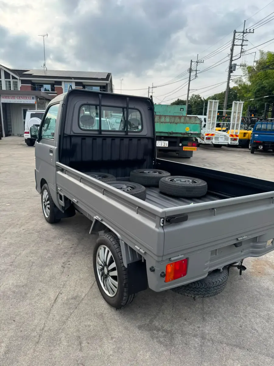 2000 Daihatsu Hijet 4x4, a gray Kei Truck, for sale at Skyline Kei Trucks in Houston, TX (photo 4 of 11)
