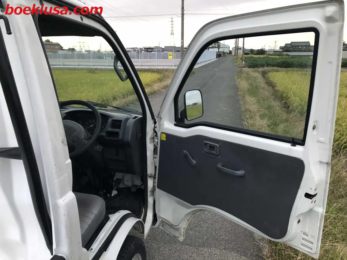 2000 Daihatsu Hijet 4x4, a white Kei Truck, for sale at Boeki USA in Paterson, NJ (photo 12 of 20)