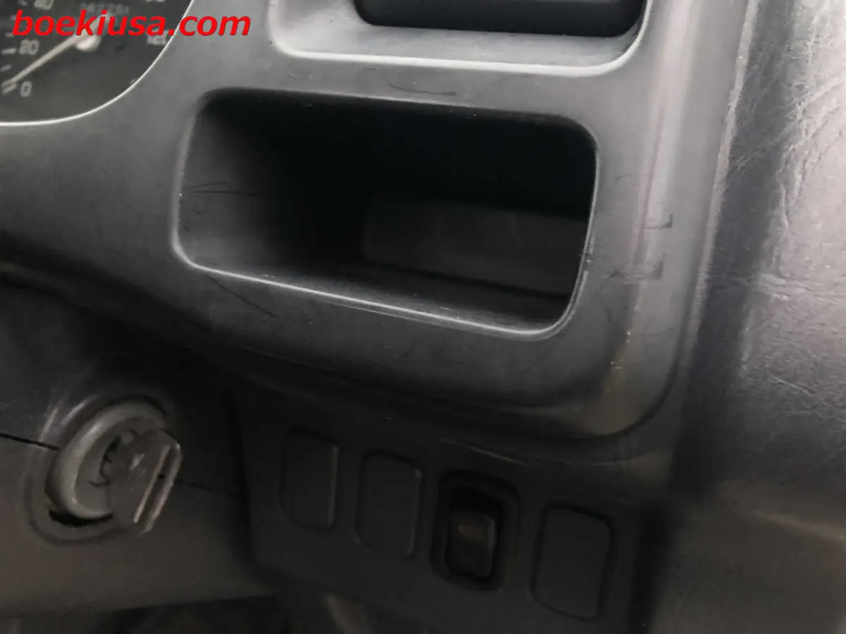 2000 Daihatsu Hijet 4x4, a white Kei Truck, for sale at Boeki USA in Paterson, NJ (photo 16 of 20)