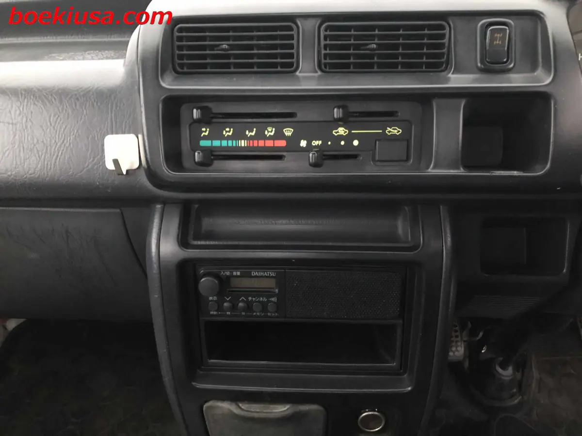 2000 Daihatsu Hijet 4x4, a white Kei Truck, for sale at Boeki USA in Paterson, NJ (photo 17 of 20)