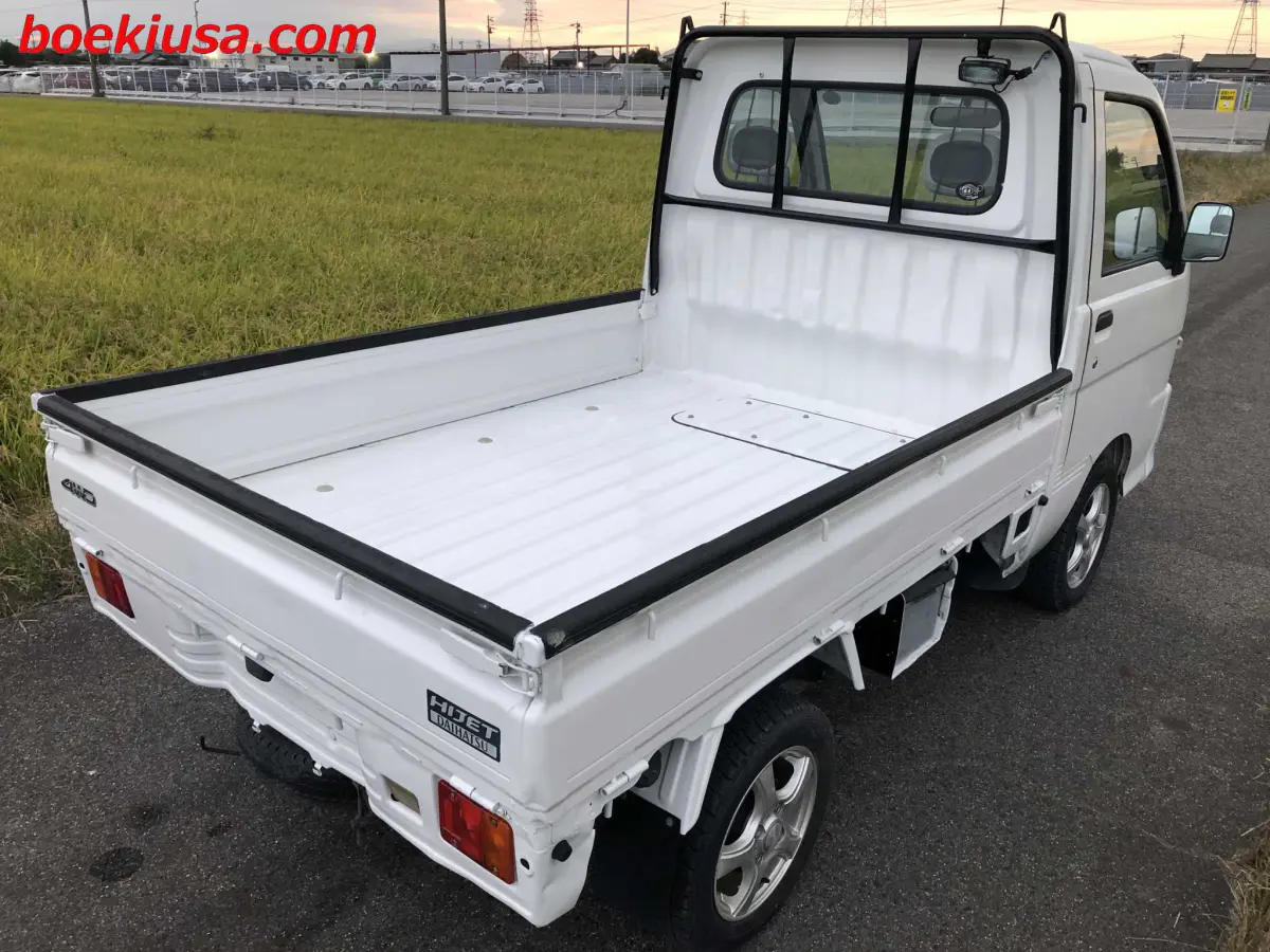 2000 Daihatsu Hijet 4x4, a white Kei Truck, for sale at Boeki USA in Paterson, NJ (photo 4 of 20)