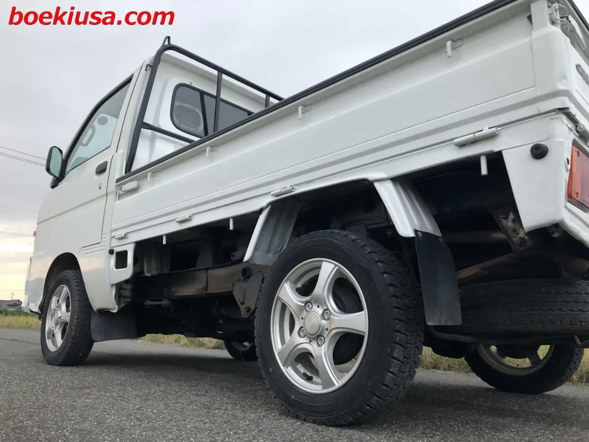 2000 Daihatsu Hijet 4x4, a white Kei Truck, for sale at Boeki USA in Paterson, NJ (photo 5 of 20)