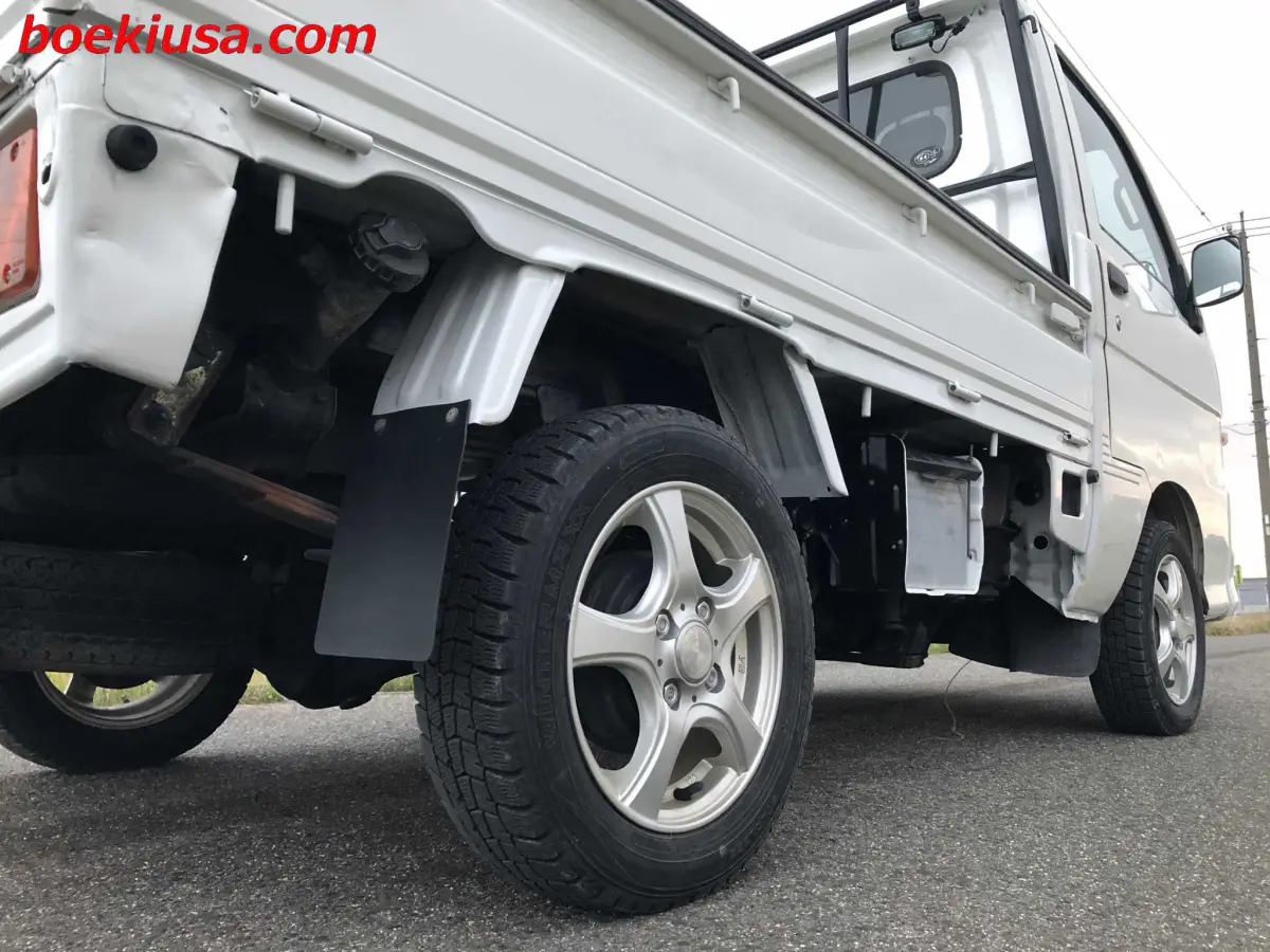 2000 Daihatsu Hijet 4x4, a white Kei Truck, for sale at Boeki USA in Paterson, NJ (photo 6 of 20)