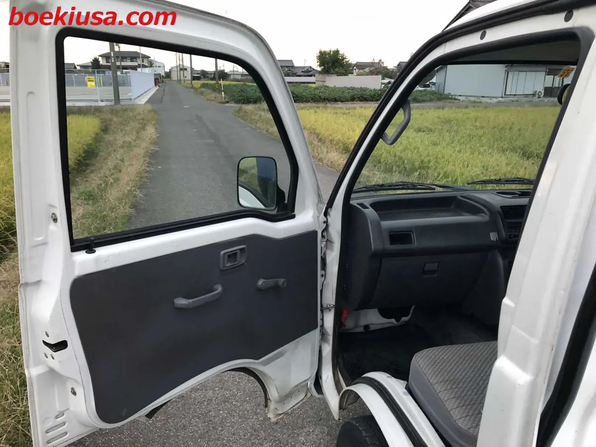 2000 Daihatsu Hijet 4x4, a white Kei Truck, for sale at Boeki USA in Paterson, NJ (photo 8 of 20)