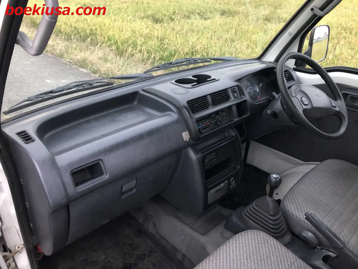 2000 Daihatsu Hijet 4x4, a white Kei Truck, for sale at Boeki USA in Paterson, NJ (photo 9 of 20)