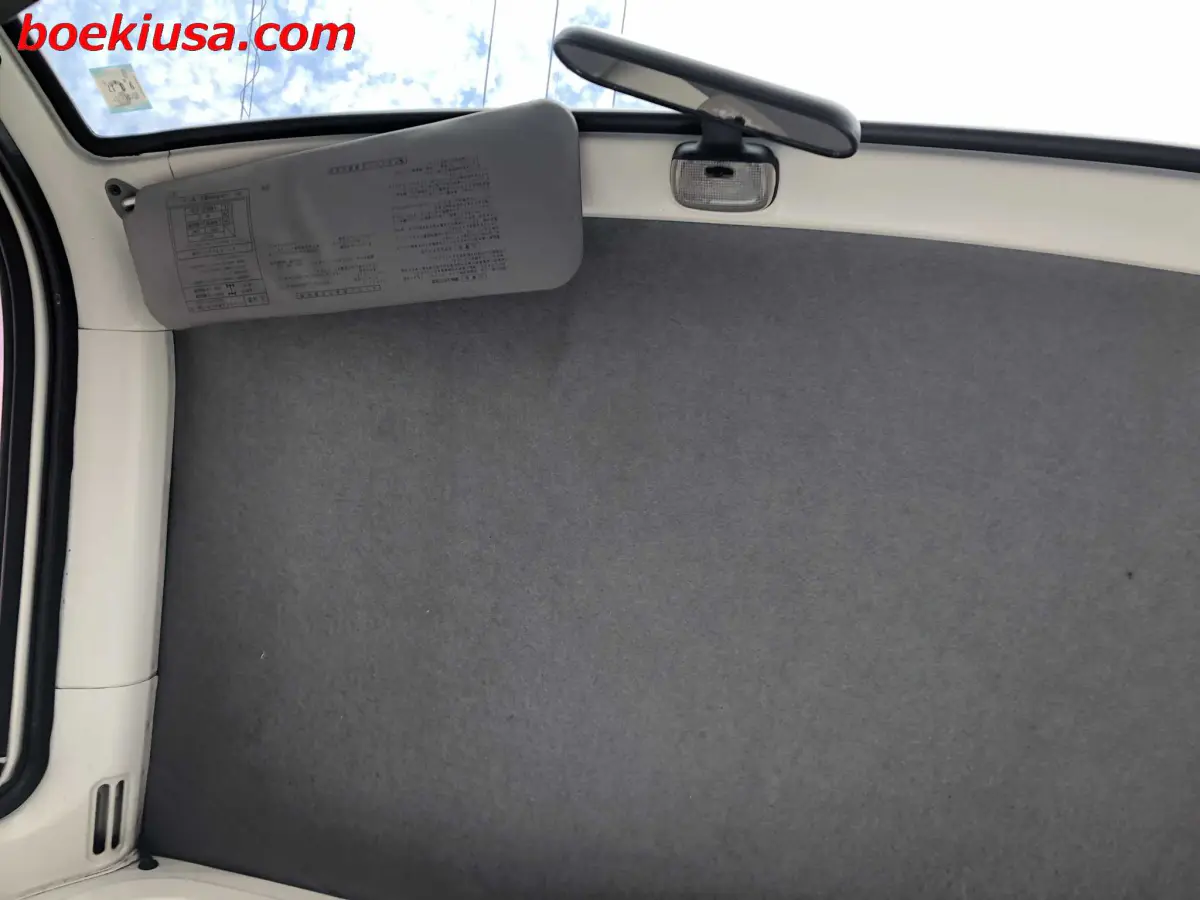 2000 Daihatsu Hijet 4x4, a white Kei Truck, for sale at Boeki USA in Paterson, NJ (photo 11 of 20)