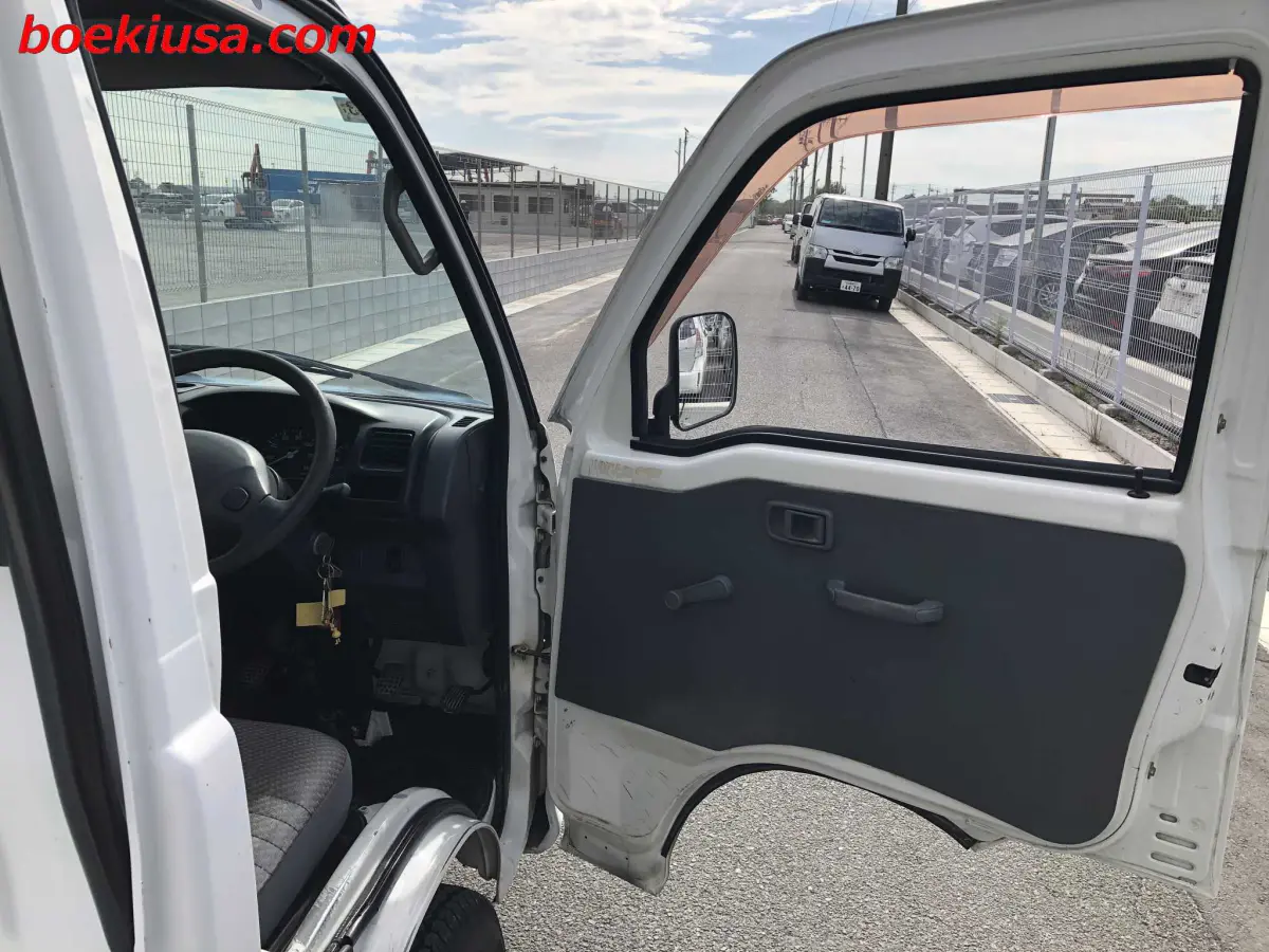 2000 Daihatsu Hijet 4x4, a white Kei Truck, for sale at Boeki USA in Paterson, NJ (photo 12 of 20)