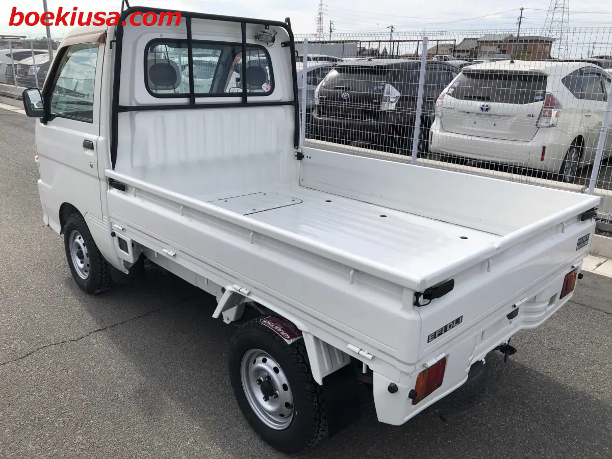 2000 Daihatsu Hijet 4x4, a white Kei Truck, for sale at Boeki USA in Paterson, NJ (photo 3 of 20)