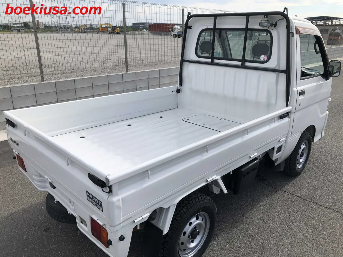 2000 Daihatsu Hijet 4x4, a white Kei Truck, for sale at Boeki USA in Paterson, NJ (photo 4 of 20)