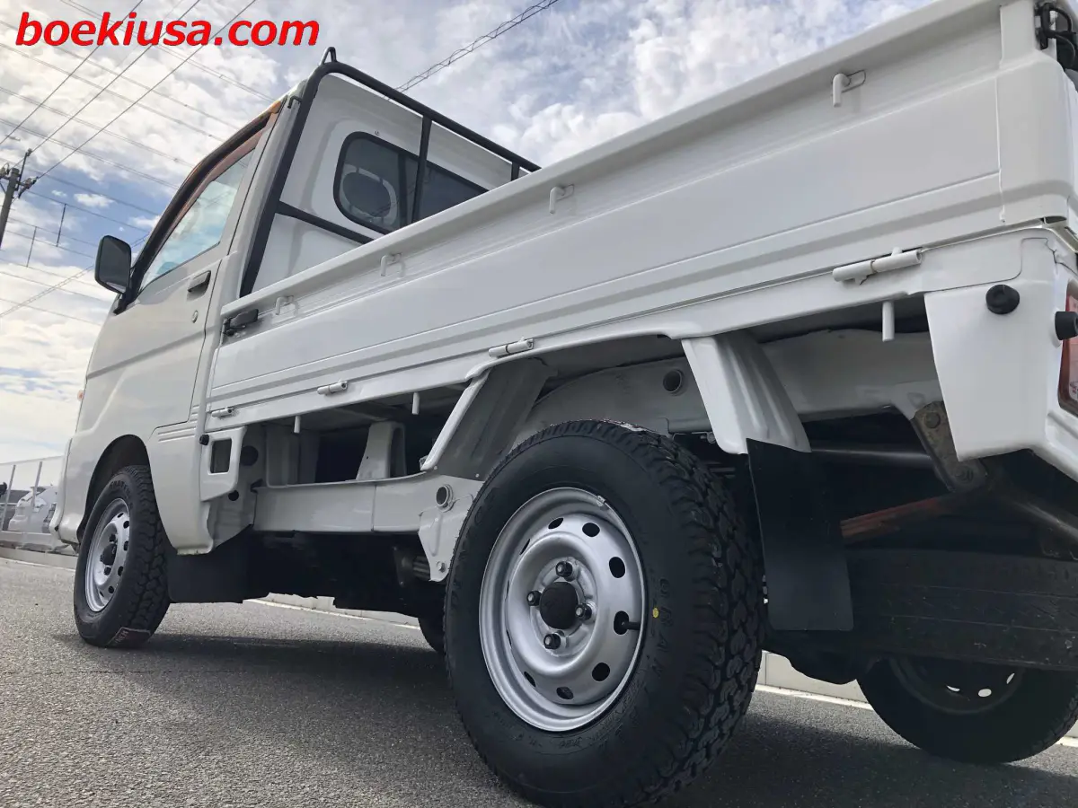 2000 Daihatsu Hijet 4x4, a white Kei Truck, for sale at Boeki USA in Paterson, NJ (photo 5 of 20)