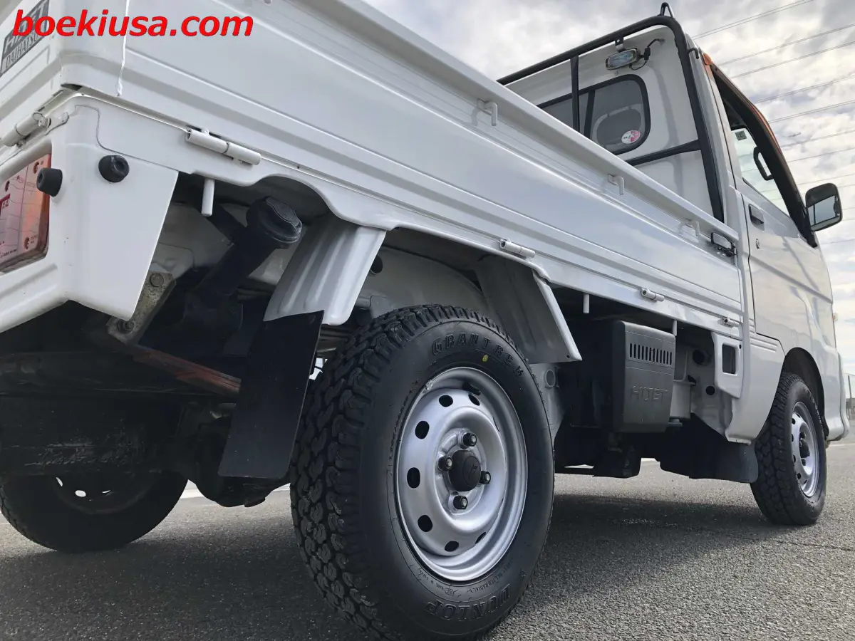 2000 Daihatsu Hijet 4x4, a white Kei Truck, for sale at Boeki USA in Paterson, NJ (photo 6 of 20)