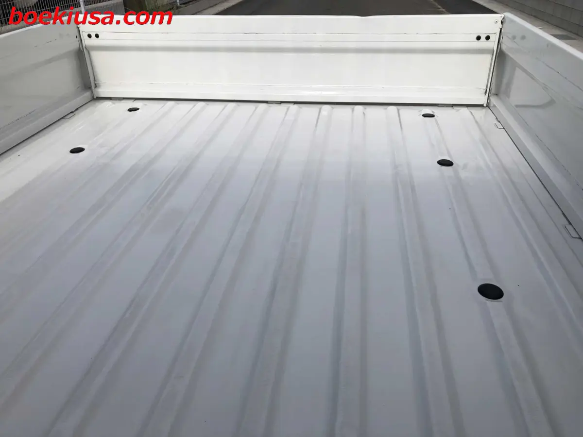 2000 Daihatsu Hijet 4x4, a white Kei Truck, for sale at Boeki USA in Paterson, NJ (photo 7 of 20)