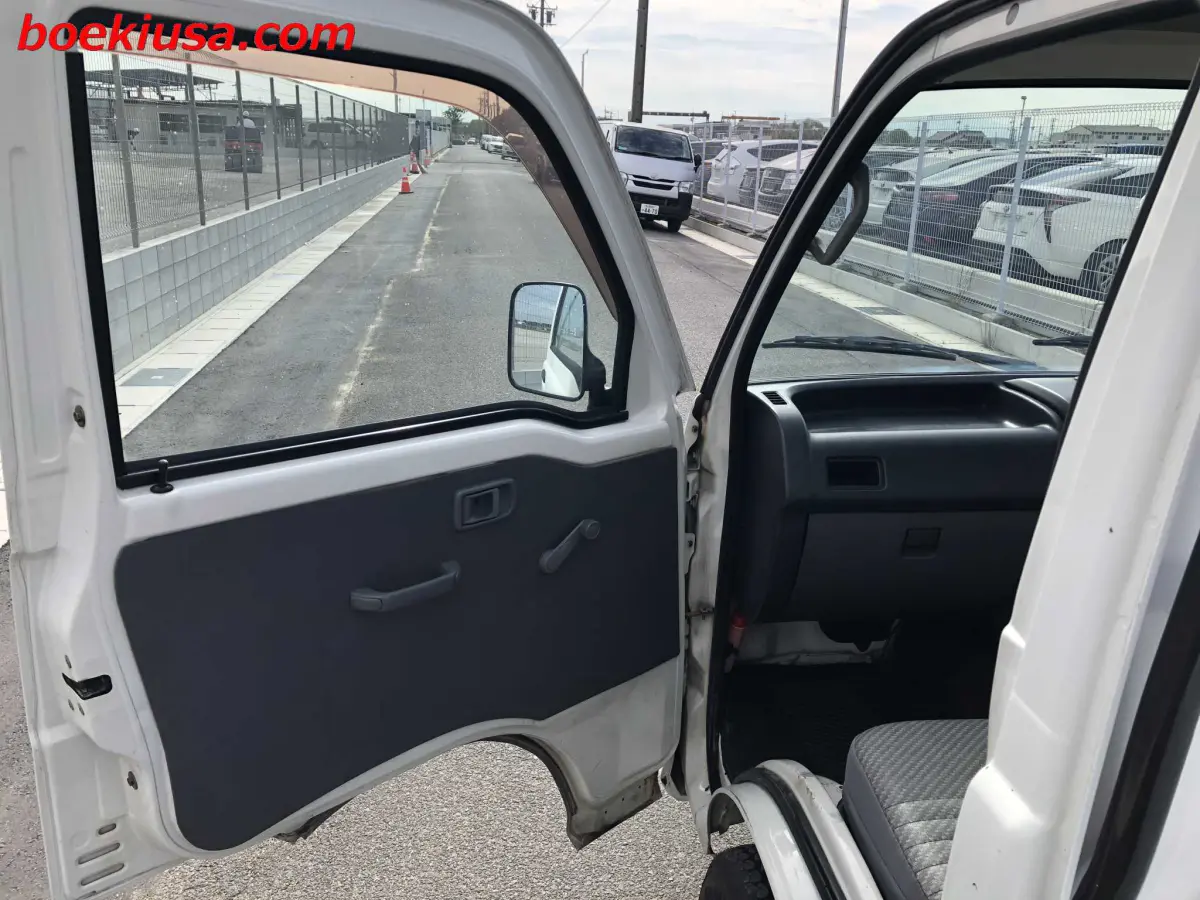 2000 Daihatsu Hijet 4x4, a white Kei Truck, for sale at Boeki USA in Paterson, NJ (photo 8 of 20)