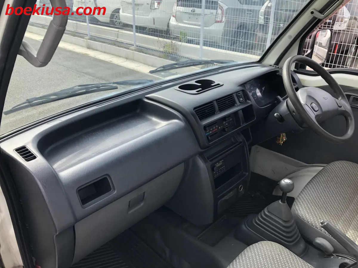 2000 Daihatsu Hijet 4x4, a white Kei Truck, for sale at Boeki USA in Paterson, NJ (photo 9 of 20)