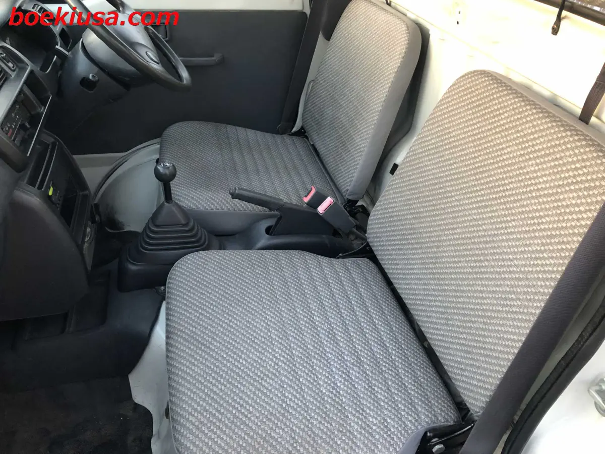 2000 Daihatsu Hijet 4x4, a white Kei Truck, for sale at Boeki USA in Paterson, NJ (photo 10 of 20)