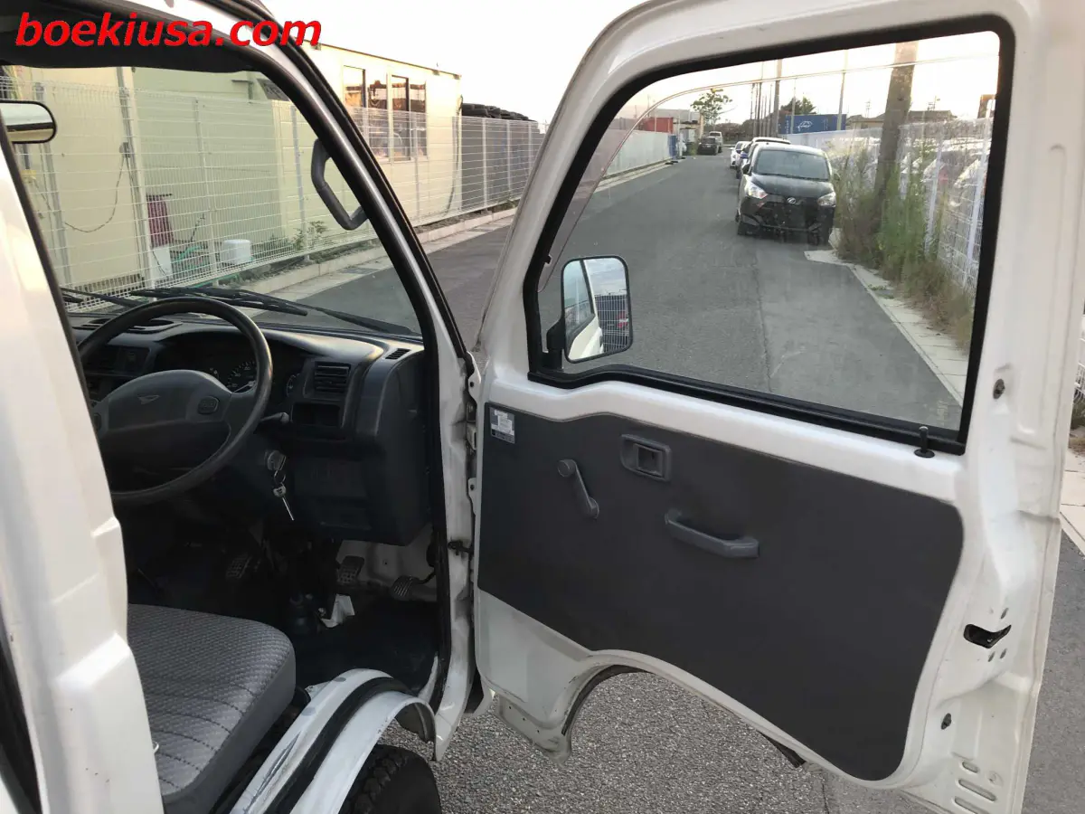 2000 Daihatsu Hijet 4x4, a white Kei Truck, for sale at Boeki USA in Paterson, NJ (photo 12 of 20)