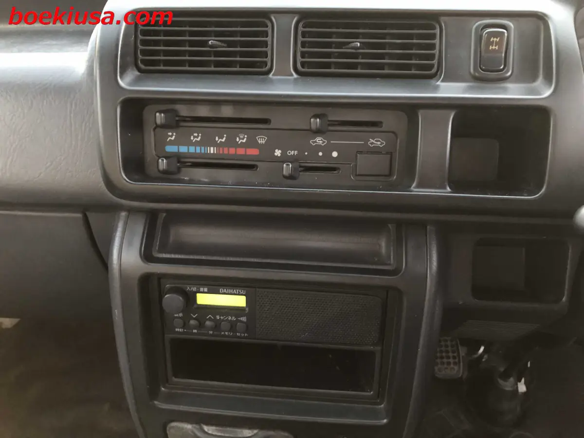 2000 Daihatsu Hijet 4x4, a white Kei Truck, for sale at Boeki USA in Paterson, NJ (photo 17 of 20)