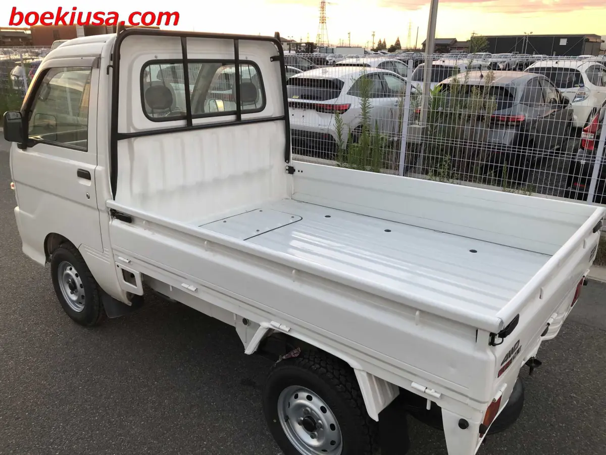 2000 Daihatsu Hijet 4x4, a white Kei Truck, for sale at Boeki USA in Paterson, NJ (photo 3 of 20)