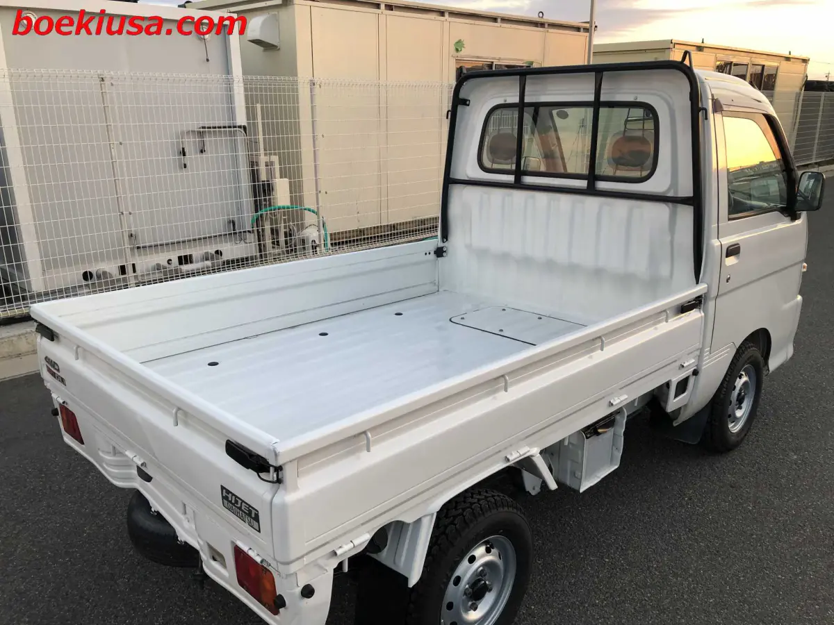 2000 Daihatsu Hijet 4x4, a white Kei Truck, for sale at Boeki USA in Paterson, NJ (photo 4 of 20)