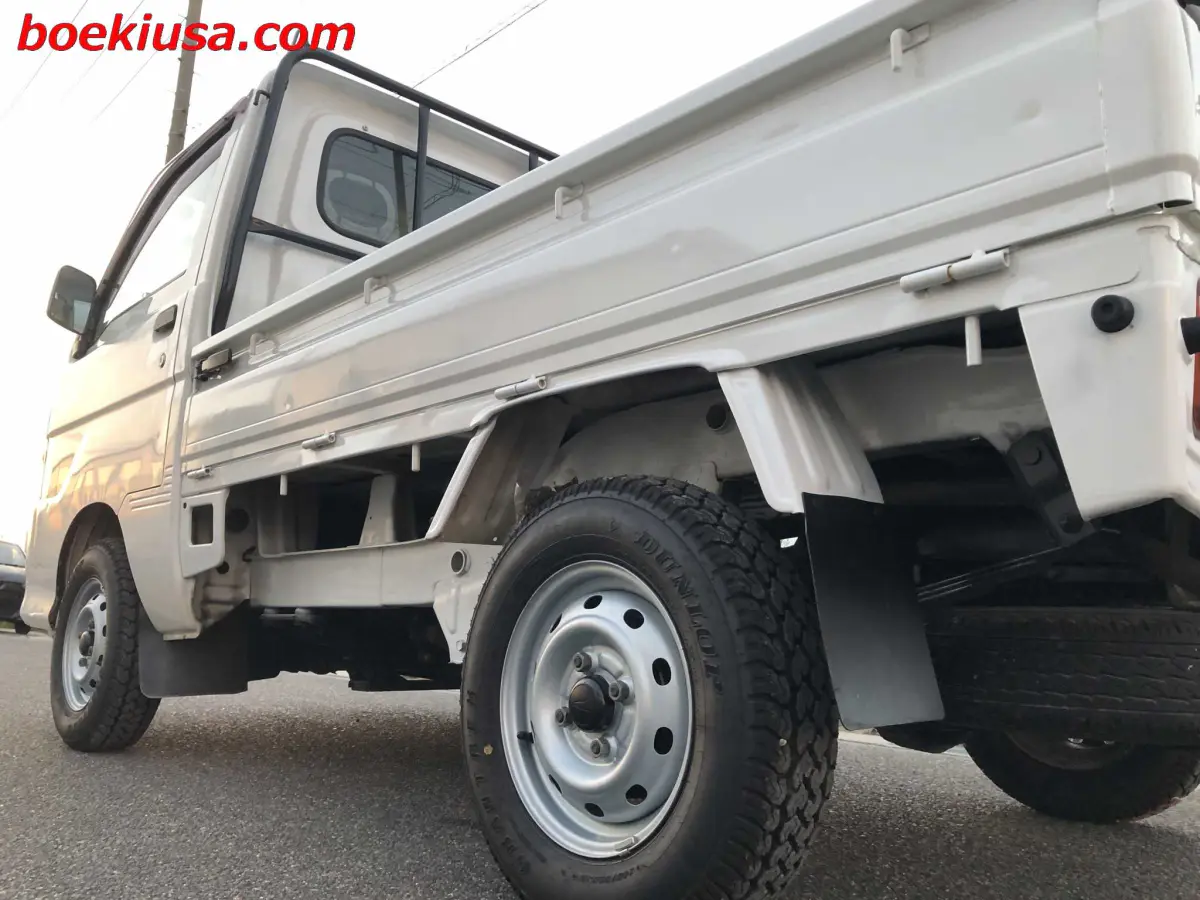 2000 Daihatsu Hijet 4x4, a white Kei Truck, for sale at Boeki USA in Paterson, NJ (photo 5 of 20)