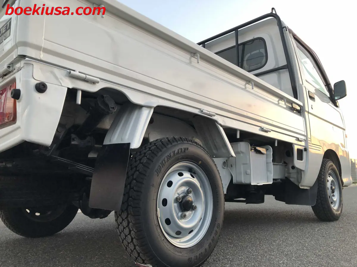 2000 Daihatsu Hijet 4x4, a white Kei Truck, for sale at Boeki USA in Paterson, NJ (photo 6 of 20)