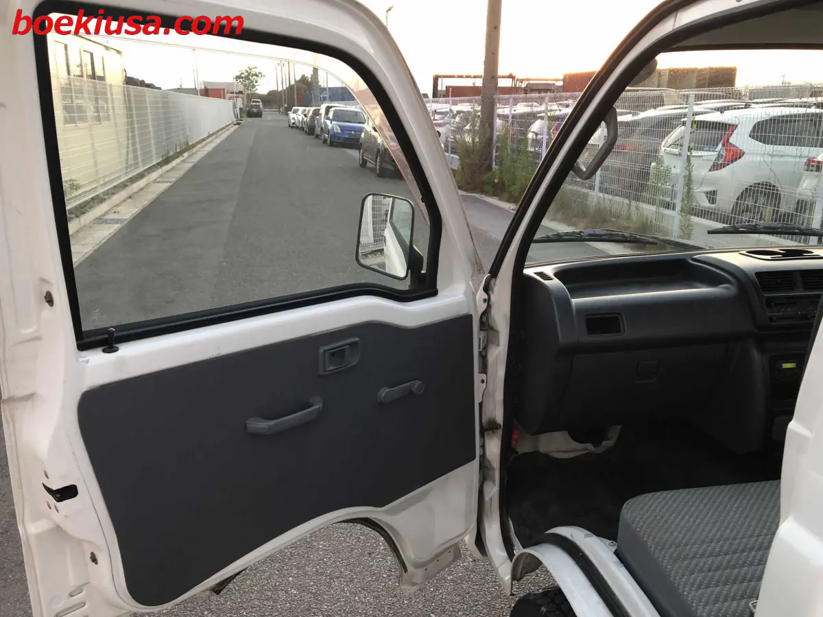 2000 Daihatsu Hijet 4x4, a white Kei Truck, for sale at Boeki USA in Paterson, NJ (photo 8 of 20)