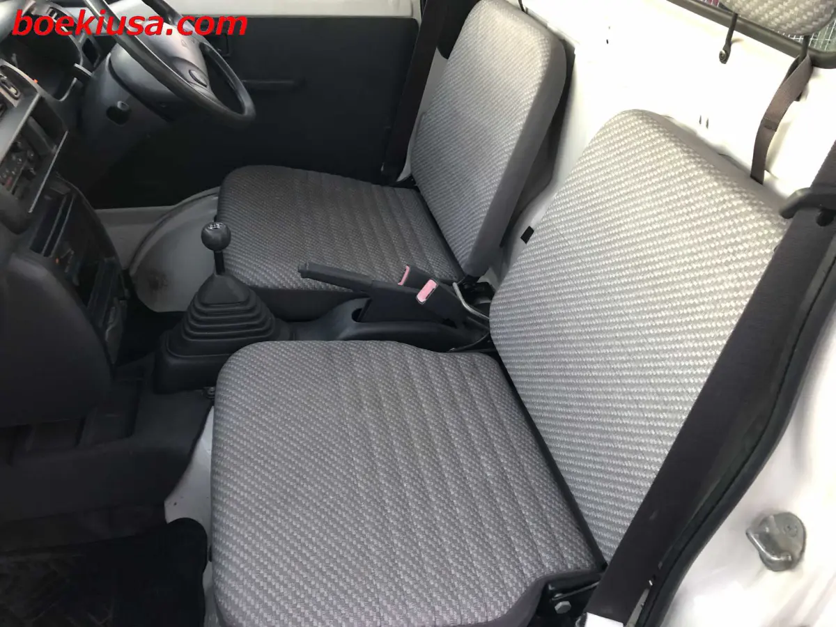 2000 Daihatsu Hijet 4x4, a white Kei Truck, for sale at Boeki USA in Paterson, NJ (photo 10 of 20)