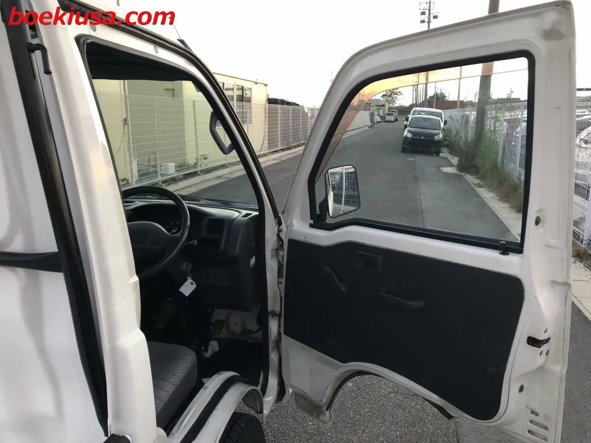 2000 Daihatsu Hijet 4x4, a white Kei Truck, for sale at Boeki USA in Paterson, NJ (photo 12 of 20)
