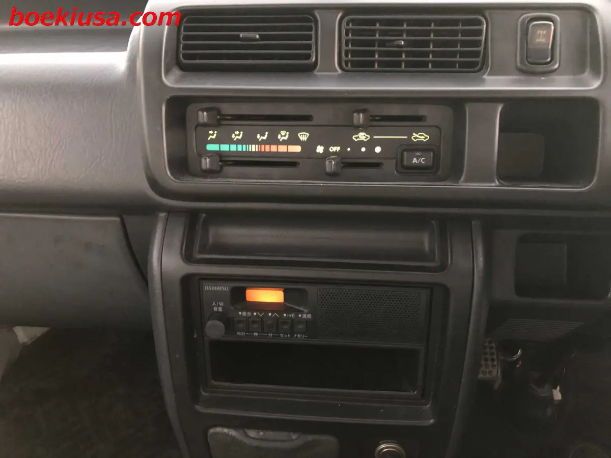 2000 Daihatsu Hijet 4x4, a white Kei Truck, for sale at Boeki USA in Paterson, NJ (photo 17 of 20)
