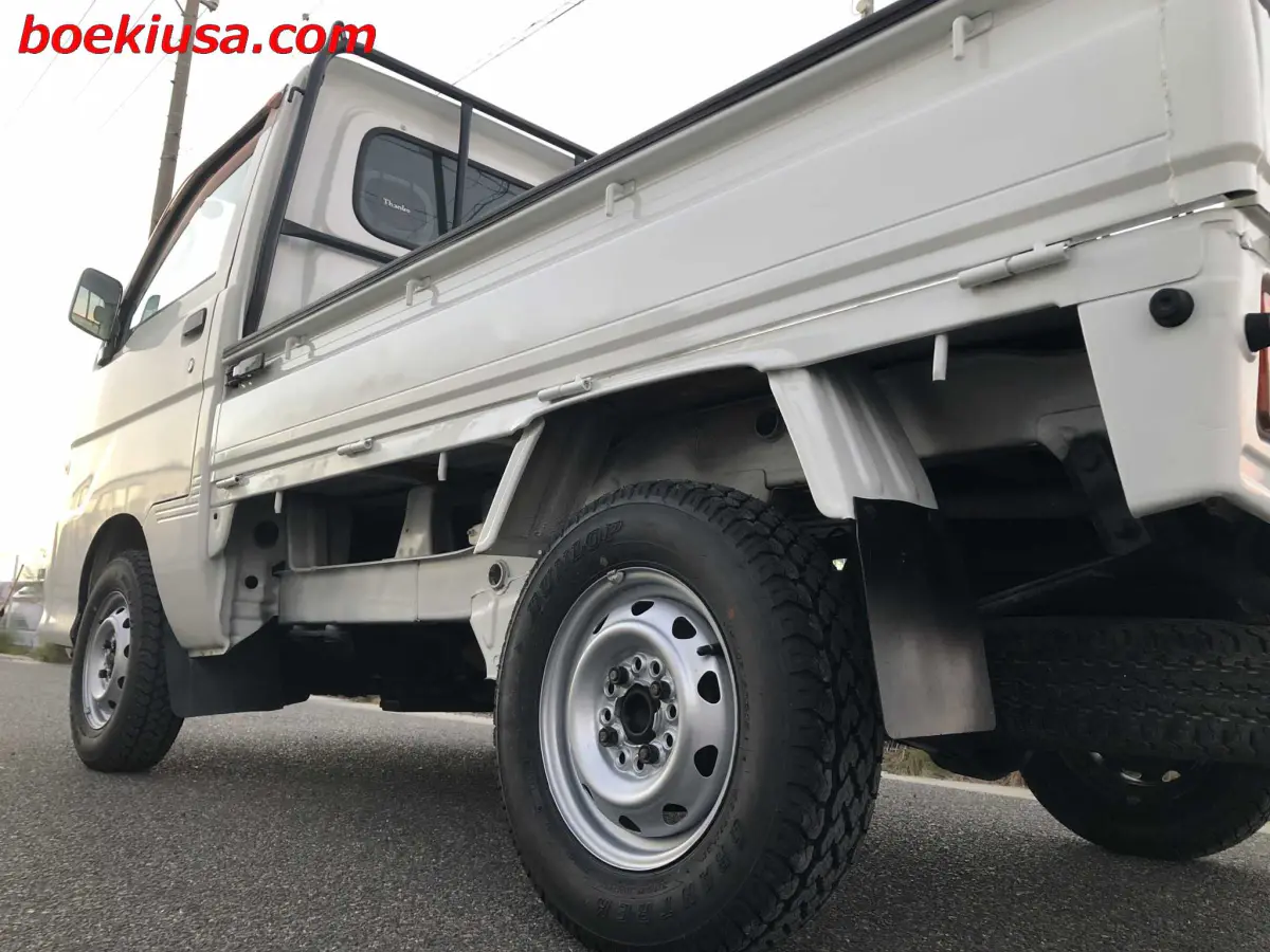 2000 Daihatsu Hijet 4x4, a white Kei Truck, for sale at Boeki USA in Paterson, NJ (photo 5 of 20)